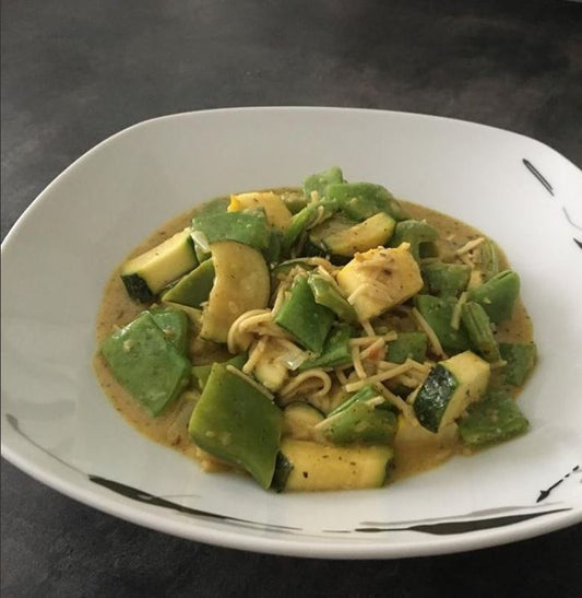 Asiatische Wokpfanne mit Stangenbohnen, Zucchini, Mie Nudeln und Rapslecithin